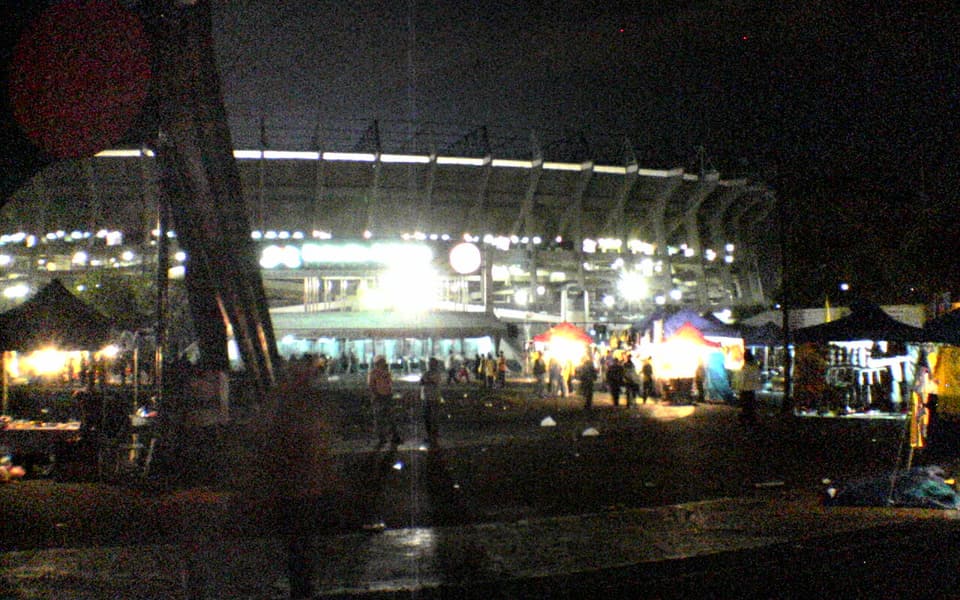 Estadio Azteca de la Ciudad de México iluminado durante un partido nocturno, visto desde la tribuna alta